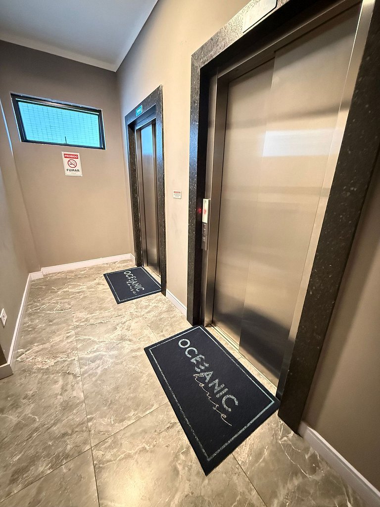 Apartamento Clean com 2 quartos em frente à praia e com 2 va