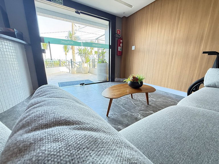 Apartamento Clean com 2 quartos em frente à praia e com 2 va