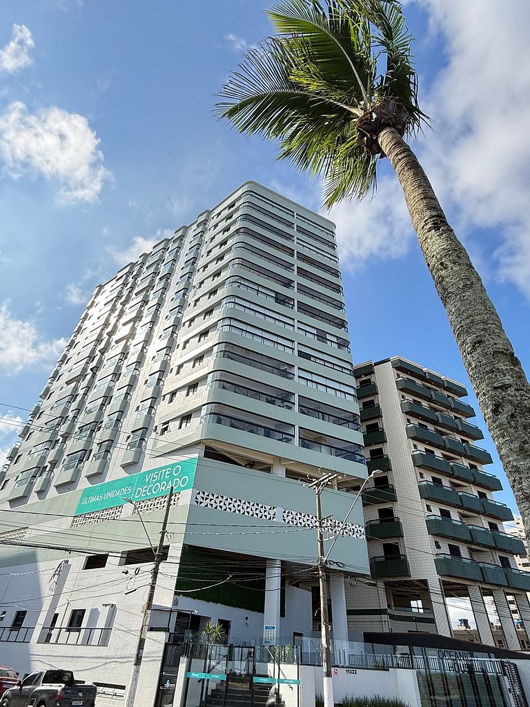 Apartamento Clean com 2 quartos em frente à praia e com 2 va